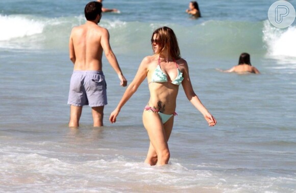 Fernanda Lima curtiu a praia do Leblon no sábado de sol