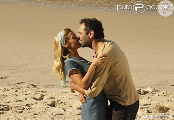 Carolina Dieckamnn e o ator Domingos Montagner gravaram no último final de semana a primeira cena de beijo na praia do Abricó, no Rio de Janeiro