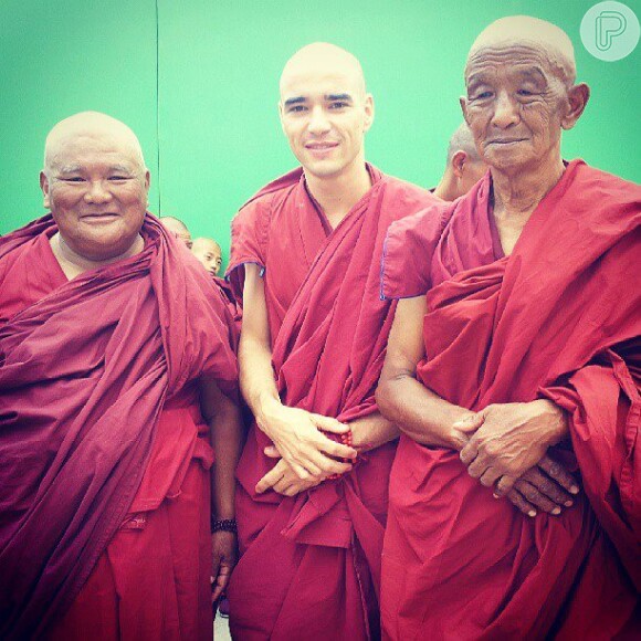 O ator Caio Blat viajou para o Nepal onde gravou cenas da novela como monge budista