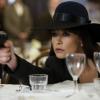 Catherine Zeta-Jones aparece armada em foto de cena de 'Red 2 – Aposentados e Ainda Mais Perigosos'