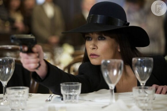 Catherine Zeta-Jones aparece armada em foto de cena de 'Red 2 – Aposentados e Ainda Mais Perigosos'