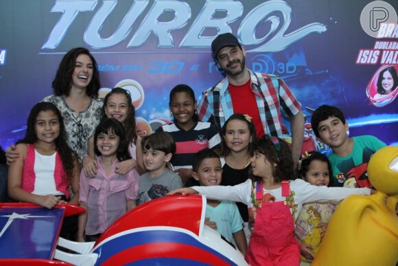 Isis Valverde e Bruno Garcia, dubladores do filme 'Turbo', posam com crianças na pré-estreia do longa-metragem, no Rio