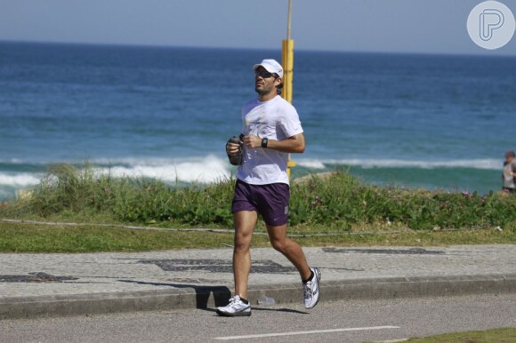 Juliano Cazarré corre na orla da praia da Barra da Tijuca, na Zona Oeste do Rio de Janeiro, em 15 de julho de 2013