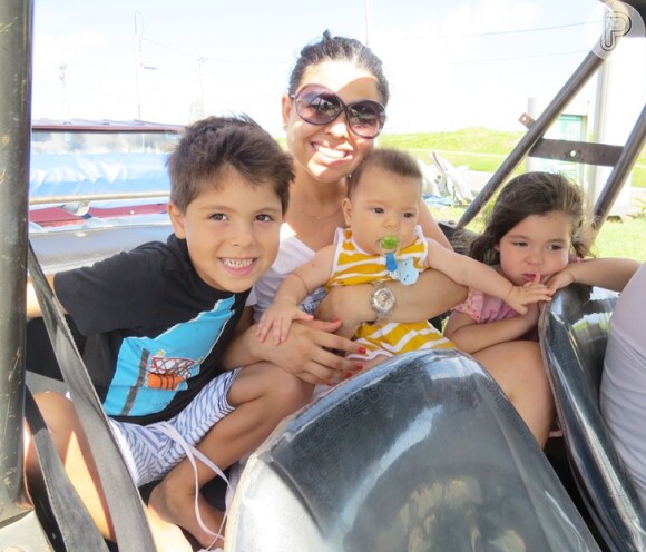 Na foto, a mulher do jogador, Érica Viana, e os três filhos, Ezequiel, de 5 anos, Lúcia, de 3 anos, e Máximo, de apenas 5 meses