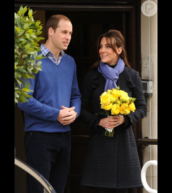 Grávida, Kate Middleton deixa hospital ao lado de príncipe William, em 06/12/2012