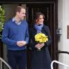 Kate Middleton e príncipe William deixam o hospital