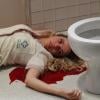 Glauce (Leona Cavalli) sai correndo e abandona Elenice (Nathália Rodrigues) morta no banheiro, em 'Amor à Vida'