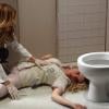 Em meio a uma luta corporal com Glauce (Leona Cavalli), Elenice (Nathália Rodrigues) bate a cabeça no vaso sanitário e morre, em 'Amor à Vida'