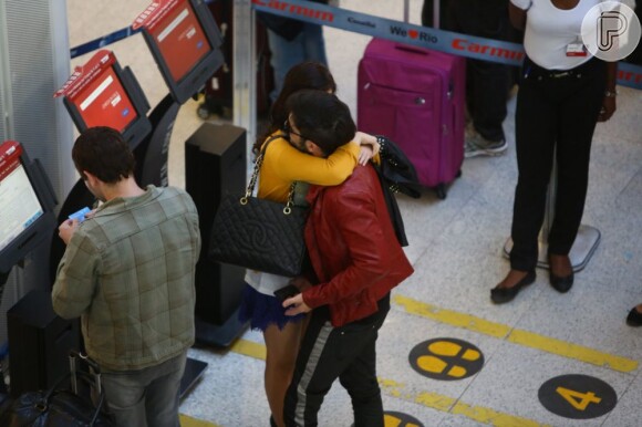 Fiuk e Sophia Abrahão se abração em saguão de aeroporto