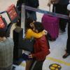 Fiuk e Sophia Abrahão trocam carinhos no aeroporto