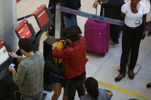 Fiuk e Sophia Abrahão trocaram carinhos em aeroporto no Rio
