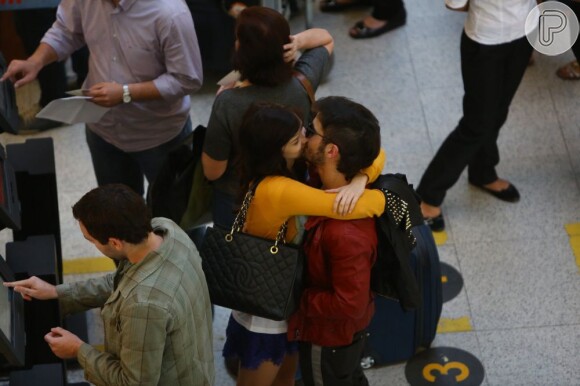 Fiuk e Sophia Abrahão trocaram beijos apaixonados antes de embarcarem em um voo no aeroporto Santos Dumont, no Rio de Janeiro, nesta terça-feira, 16 de julho de 2013