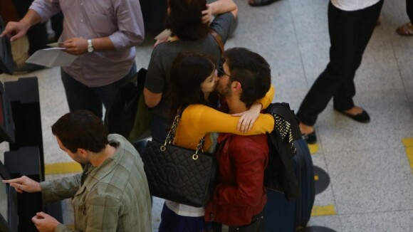Fiuk e Sophia Abrahão trocam beijos em saguão de aeroporto no Rio