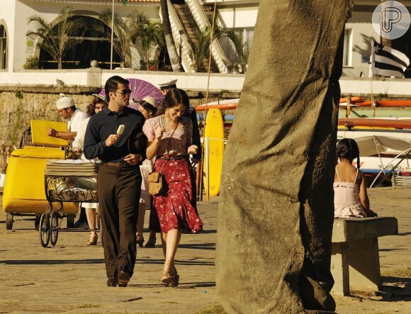Apaixonados, Amélia (Bianca Bin) e Franz (Bruno Gagliasso) passeiam pela orla, em cena de 'Joia Rara', a próxima novela das seis da Globo