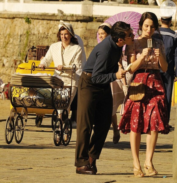 Bianca Bin e Bruno Gagliasso fazem passeio romântico na pele de Amélia e Franz, seus personagens em 'Joia Rara'