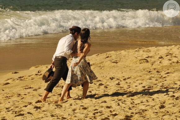 Num segundo momento, Amélia (Bianca Bin) e Franz (Bruno Gagliasso) andam descalços na areia, em outra cena de 'Joia Rara'