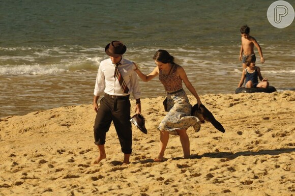 Bruno Gagliasso e Bianca Bin trocaram o figurindo durante as gravações de 'Joia Rara' na Praia Vermelha