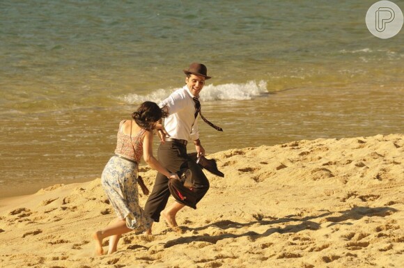 Em clima de romance Amélia (Bianca Bin) e Franz (Bruno Gagliasso) correm juntos pela praia, em cena de 'Joia Rara'