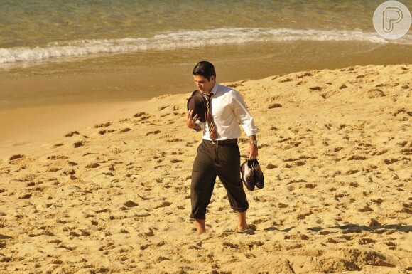 Franz (Bruno Gagliasso) caminha pensativo pela areia, em cena de 'Joia Rara', a próxima novela das seis da Globo