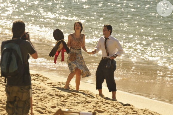 Bianca Bin e Bruno Gagliasso gravaram duas cenas diferentes de 'Joia Rara' na Praia Vermelha, no Rio de Janeiro