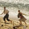 Amélia (Bianca Bin) e Franz (Bruno Gagliasso) se divertem juntos na praia, em cena de 'Joia Rara', que tem estreia prevista para setembro de 2013