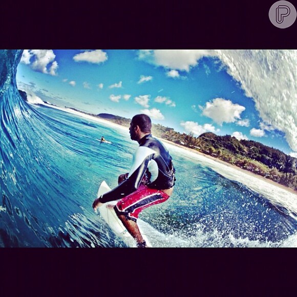 Pedro Scooby enfrenta onda gigante no Havaí, em foto postada nesta segunda-feira, 10 de dezembro de 2012