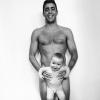 Pedro Scooby, marido de Luana Piovani, posa pelado com o filho, Dom, de 8 meses