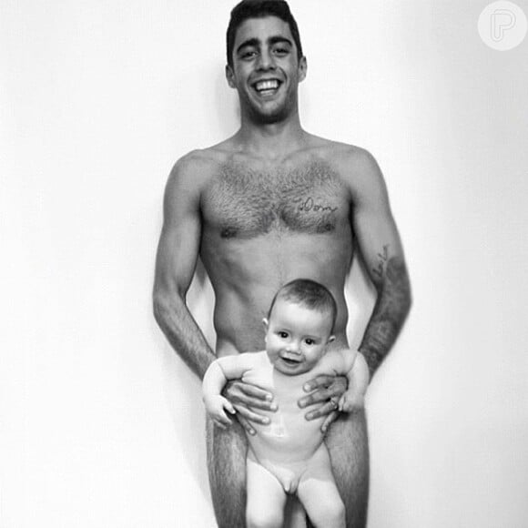 Pedro Scooby, marido de Luana Piovani, posa pelado com o filho, Dom, de 8 meses