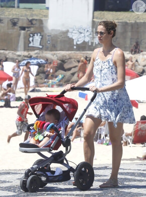 Luana Piovani leva o filho, Dom, para passear na orla da praia do Leblon, no Rio de Janeiro