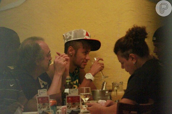 Neymar almoçou com David Brasil e amigos na churrascaria Porcão, na Barra da Tijuca, na Zona Oeste do Rio de Janeiro, em 18 de julho de 2013