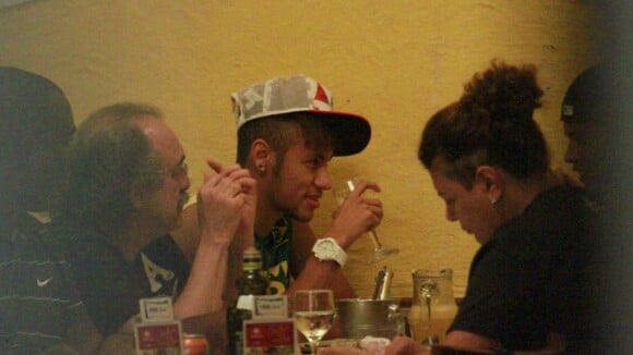 Neymar se diverte em churrascaria com os amigos enquanto Bruna Marquezine viaja