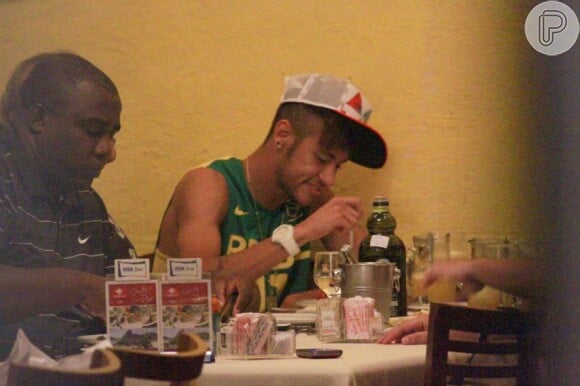 Neymar se diverte durante almoço com os amigos em uma churrascaria na Barra da Tijuca, Zona Oeste do Rio de Janeiro