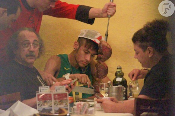 Neymar, o novo jogador do Barcelona, está longe da namorada Bruna Marquezine, que está em viagem com as amigas na Grécia