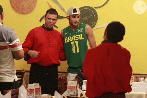 Neymar tirou foto com os funcionários da churrascaria