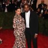 Kanye West e Kim Kardashian são pais de North West, de um mês