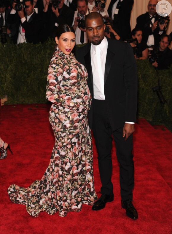 Kanye West e Kim Kardashian são pais de North West, de um mês