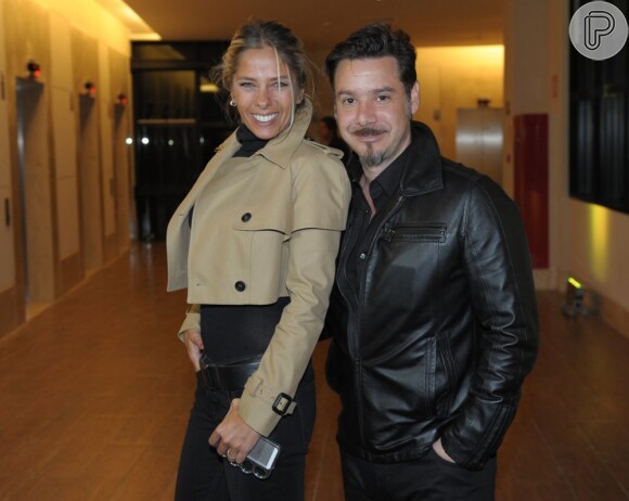 Adriane Galisteu foi acompanhada do marido, Alexandre Iódice, ao início da temporada do espetáculo 'Bibi Canta e Conta Piaf', em São Paulo, nesta sexta-feira, 19 de julho de 2013