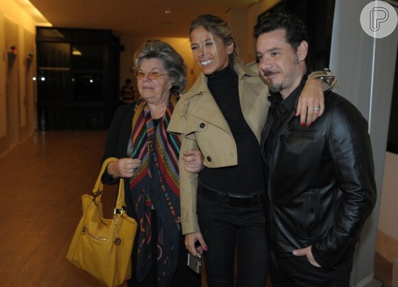 Adriane Galisteu também levou a mãe, dona Emma, ao espetáculo 'Bibi Canta e Conta Piaf', em São Paulo