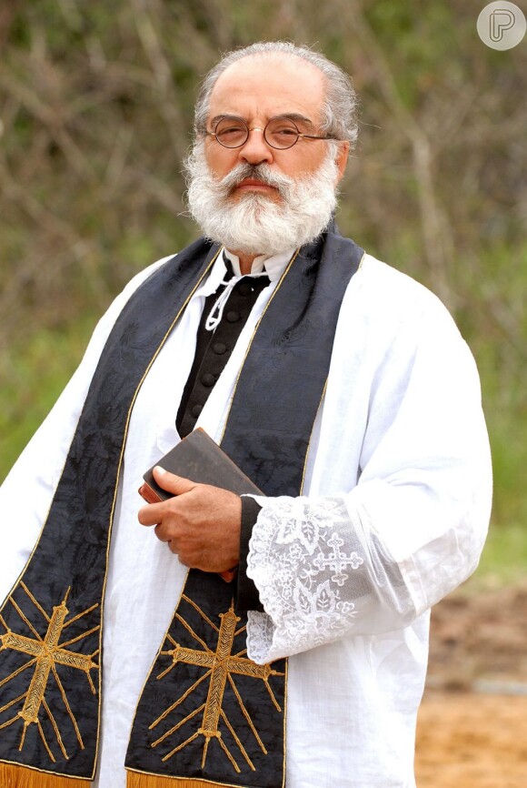 Genésio de Barros como padre Joaquim, em 'Cordel Encantado' (2011)