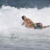 Paulinho Vilhena leva caixote em praia do Rio de Janeiro, em 22 de julho de 2013