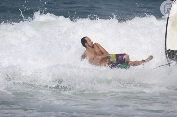 Paulinho Vilhena leva caixote em praia do Rio de Janeiro, em 22 de julho de 2013