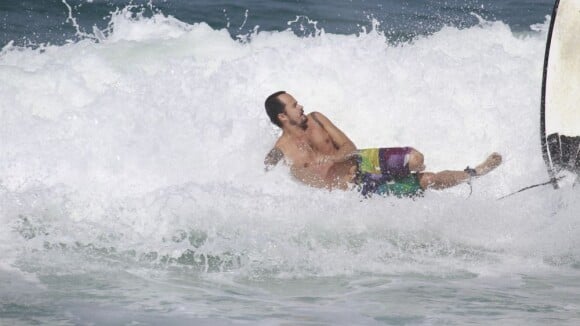 Paulinho Vilhena surfa e leva caixote em praia do Rio de Janeiro