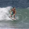 Paulinho Vilhena surfa em praia do Rio de Janeiro