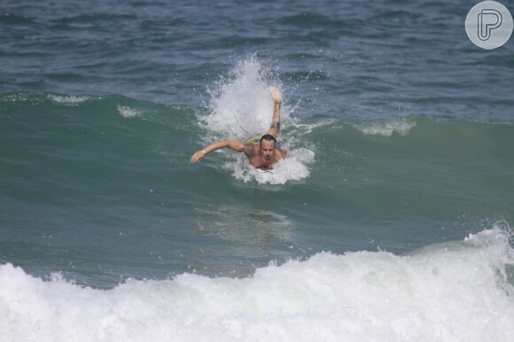 Paulinho Vilhena pega onda em praia do Rio