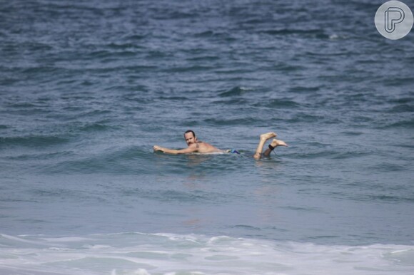 Paulinho Vilhena rema para pegar onda em praia do Rio
