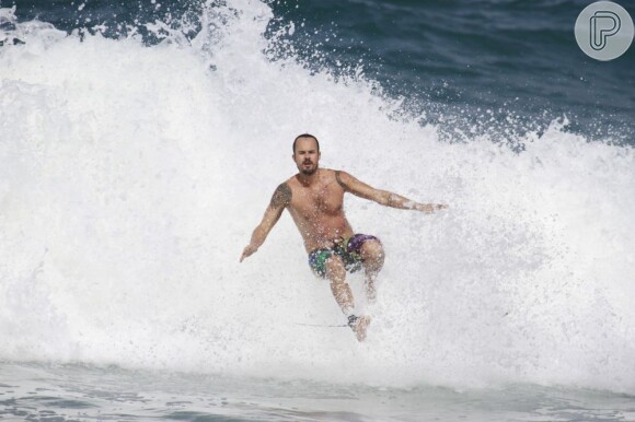 Paulinho Vilhena cai da prancha em praia do Rio