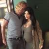 Kim Kardashian exalta a barriga de gravidez com vestido verde militar justíssimo posando com Peter Dundas, diretor criativo da grife Roberto Cavalli