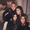 Kim Kardashian ousou no decote, exibindo parte da barriga de grávida, durante um jantar nesta terça-feira, dia 15 de agosto de 2015