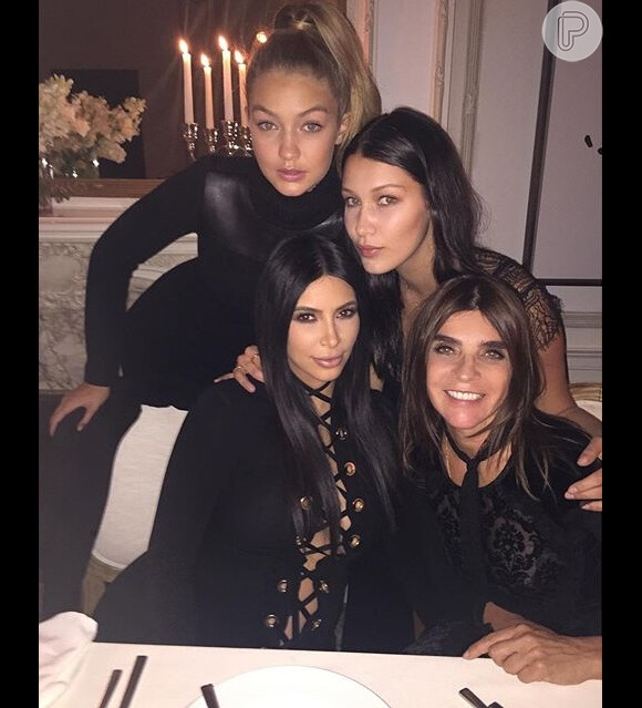 Kim Kardashian ousou no decote, exibindo parte da barriga de grávida, durante um jantar nesta terça-feira, dia 15 de agosto de 2015