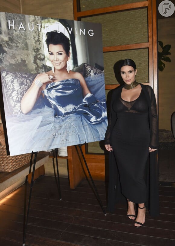 Em um pretinho básico, Kim Kardashian usa mais transparência na altura do busto e o modelo apartadinho que não pode faltar